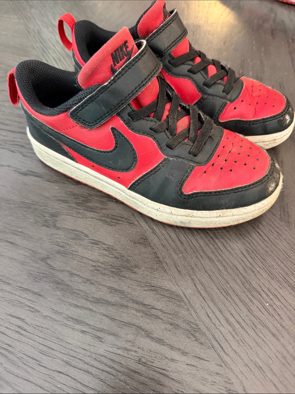 Nike Kids Black and Red Low-Top Sneakers